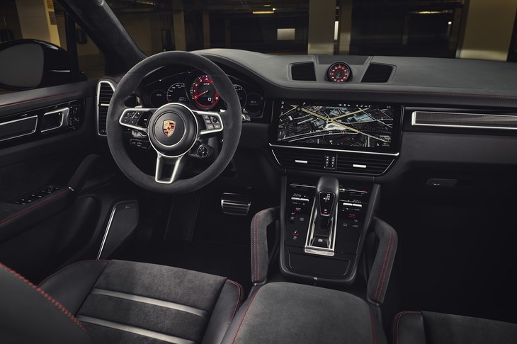 インテリアの各所をアルカンターラとダークブラッシュド加工のアルミで飾っている。