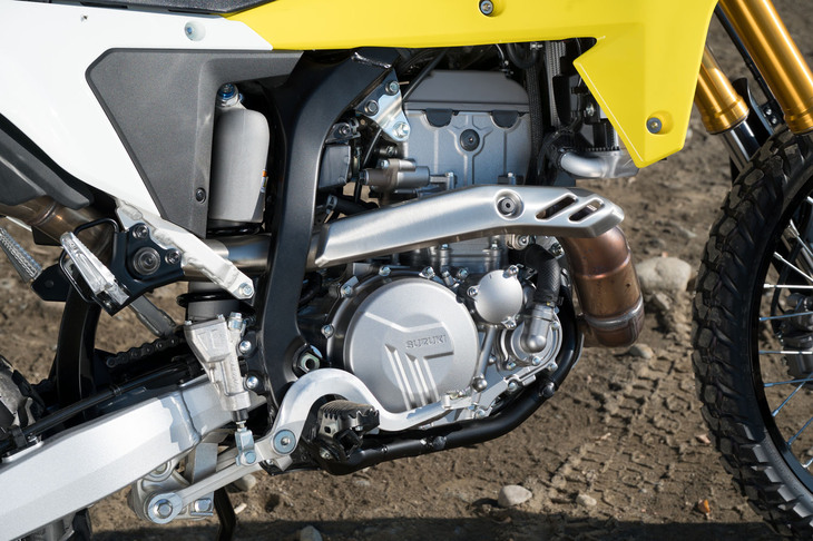 排気量398ccの水冷単気筒DOHCエンジン。厳しい排ガス規制をクリアしつつ、全回転域での力強いトルクと、スロットル操作に対する優れた応答性を追求。軽さや最低地上高の高さ、マスの集中化に寄与する設計もあり、デュアルパーパスモデルに好適なパワーユニットに仕上がっている。