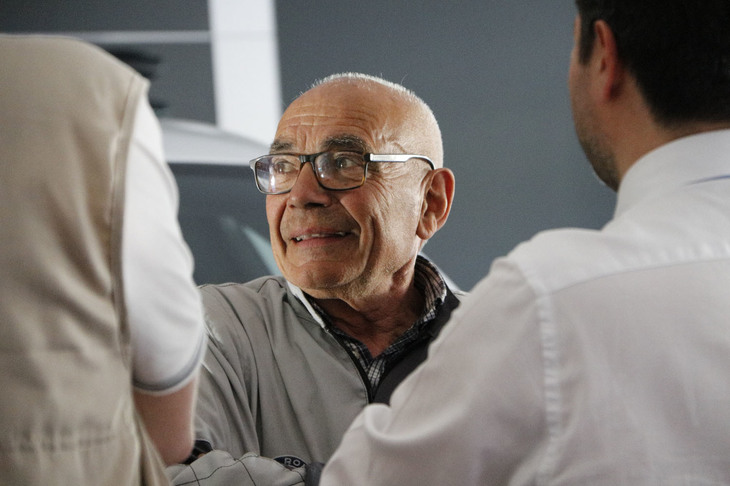 かつて「アルフェッタGTV」で欧州各地のレースを荒らし回ったドライバー、アメリゴ・ビリアッツィさんは、ツナギ姿で登場。長年の仲間と談話を楽しんでいた。