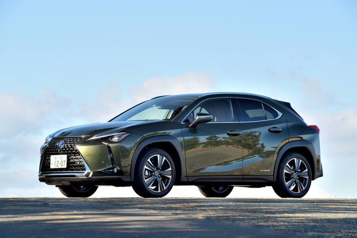 今回はハイブリッドの最上級グレード「UX250h“バージョンL”」のAWDモデルに試乗した。車両本体価格は535万円。