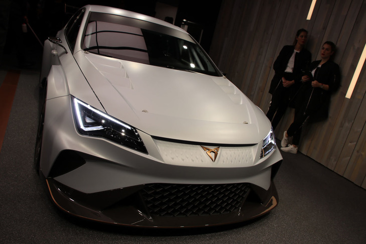 2018年3月のジュネーブショーに展示されたEVコンセプト「クプラeレーサー」。ピークパワーは、500kWに達する。