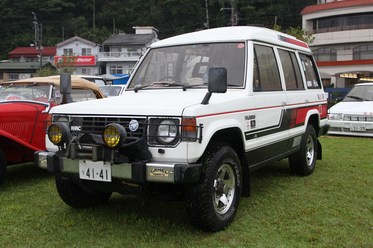 1984年「三菱パジェロ エステートワゴン」。純正ストライプも懐かしい、80年代にクロカンブームを巻き起こした初代パジェロのワゴン。これが“モテ車”の上位にランクされていた時代もあったのだ。