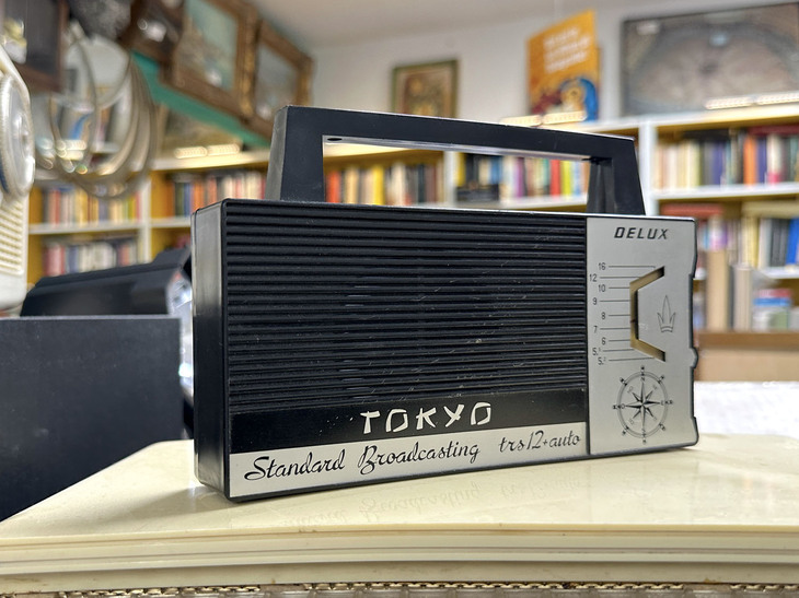 謎のポータブルラジオ「トーキョー」。