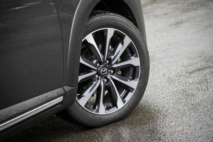 「CX-3」のために開発された、同車専用設計のタイヤ。改良を受けた足まわりに合わせ、タテ方向の剛性をやや下げる一方で、ヨコ方向の剛性を高めた仕様としている。