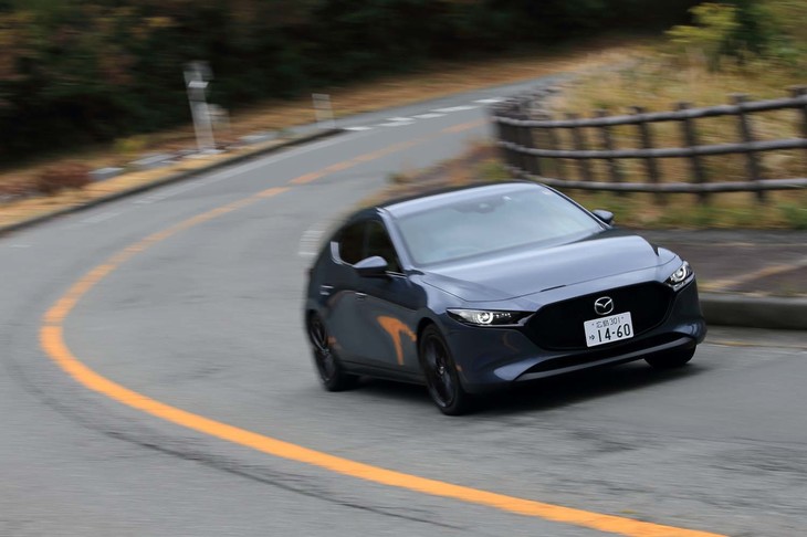 テストした「マツダ3ファストバックXバーガンディーセレクション」のFWD・6段AT仕様車の車両重量は1440kg。同等の装備の「スカイアクティブG 2.0」搭載モデルよりも80kg重い。