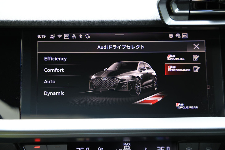 ドライブモードセレクター「Audiドライブセレクト」の表示画面。右下に、リア外輪に100％のトルクを配分してドリフトを容易にする「RS TORQUE REAR（トルクリア）」モードが配置されている。