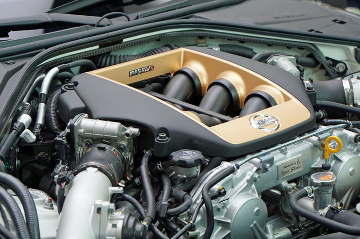 ボディーカラーに合わせて、エンジンカバーもゴールドとグレーでコーディネートされている。