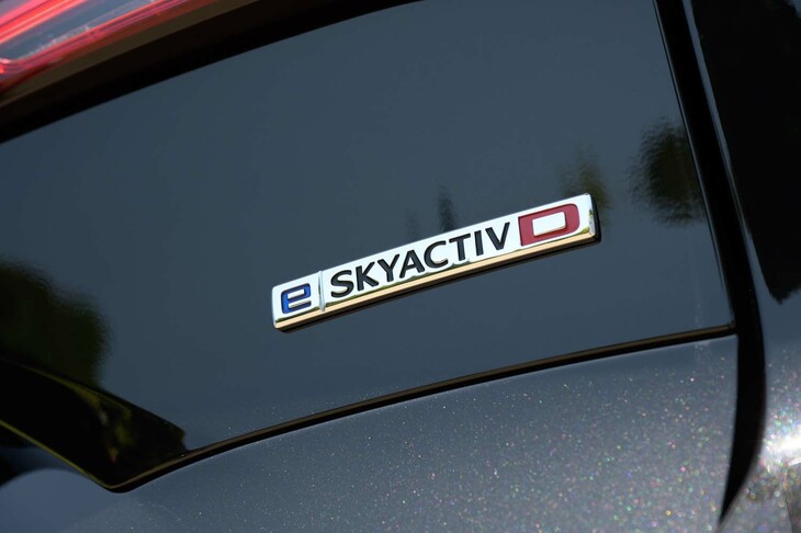 マツダCX-80 XDハイブリッド プレミアムスポーツ（「e-SKYACTIV D」バッジ）