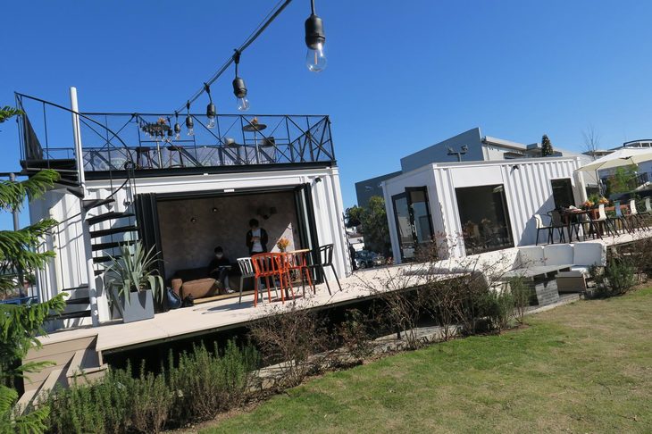 オフロード体験を終え、周囲の施設を取材。こちらはオフロードコースを見渡せるテラス。屋根の上は展望台になっている。「ジャガー・ランドローバー柏」では、ゆくゆくはオーナー向けのキャンプやバーベキューなどのイベントも催したいとのことだった。