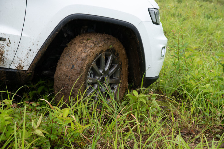 この日のために装着されたオールテレインタイヤに泥をまとわりつかせつつ、草地に分け入る「グランドチェロキー」。オフロードでは数値に表れるスペック以上に、ディメンションやドライブトレインの制御にみる、“悪路向けの仕立て”がものを言う。