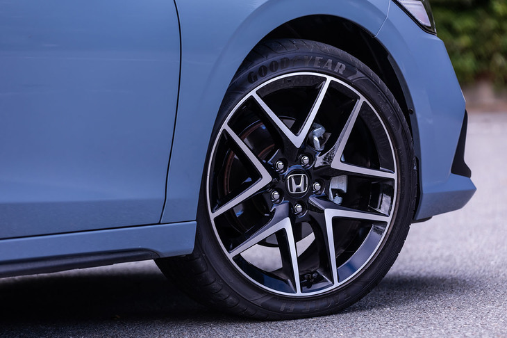 今回の試乗車は、「LX」グレードに標準で装備される10本スポークデザインのアルミホイールに、235/40R18サイズの「グッドイヤー・イーグルF1アシンメトリック2」タイヤを組み合わせていた。