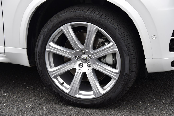 「T8 TWIN ENGINE AWD インスクリプション」のタイヤサイズは275/40R21。テスト車の足まわりには、オプションのエアサスペンションが装備されていた。