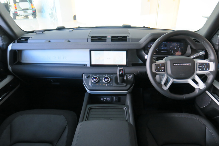 ランドローバー・ディフェンダー110 SE エクスプローラーパック装着車（インストゥルメントパネルまわり）