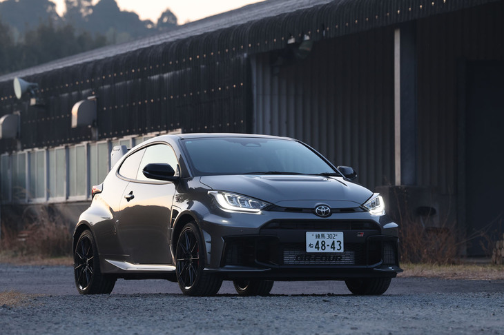 トヨタ自動車は「GRヤリス」に「エアロパフォーマンスパッケージ」を設定し、2026年10月1日に発売した。エアロパフォーマンスパッケージは6種類の空力パーツをセットとした仕様で、競技用のベース車両「RC」と上級グレード「RZ“ハイパフォーマンス”」の2モデルで選択することができる。