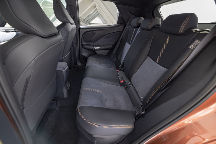 トータルのユーティリティーを追ったモデルではないため、後席の空間はそれなり。後ろに人を乗せるならもっと大きいレクサス車を検討すべきだ。