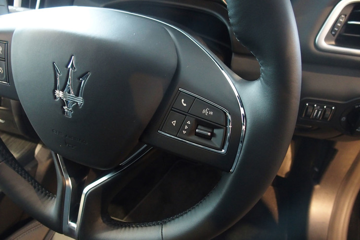 マセラティ・ギブリ オペラネラ（ステアリングホイール）