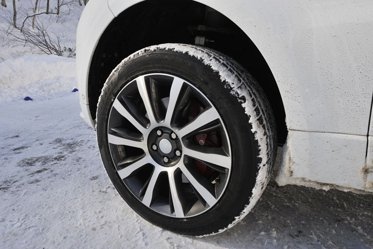 試乗車には「ピレリ・スコーピオン ウインター」タイヤが装着されていた。サイズは前後とも275/45R21。