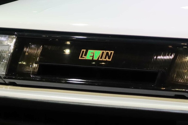 トヨタAE86 BEVコンセプト（フロントの車名ロゴ）