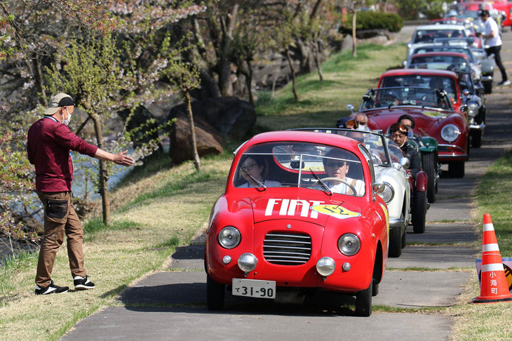 長野県東御市にある明神池の周回路で4回目のPC競技を実施。1948年「フィアット500Bザガート・パノラミカ」を先頭にスタートを待つ参加車両。