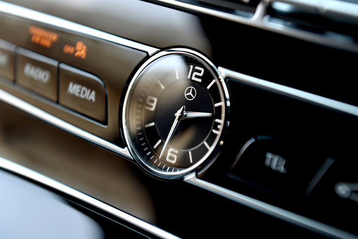 センターパネルの中央に配置されたアナログウオッチ。