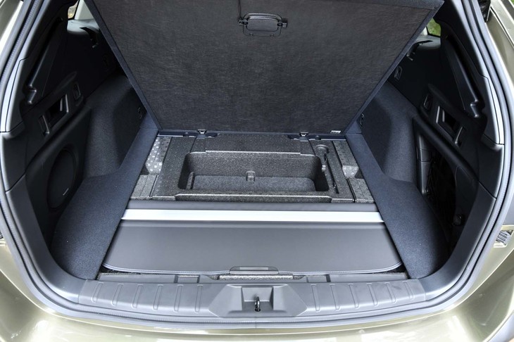 スバル・レガシィ アウトバックX-BREAK EX（ラゲッジスペースの床下）