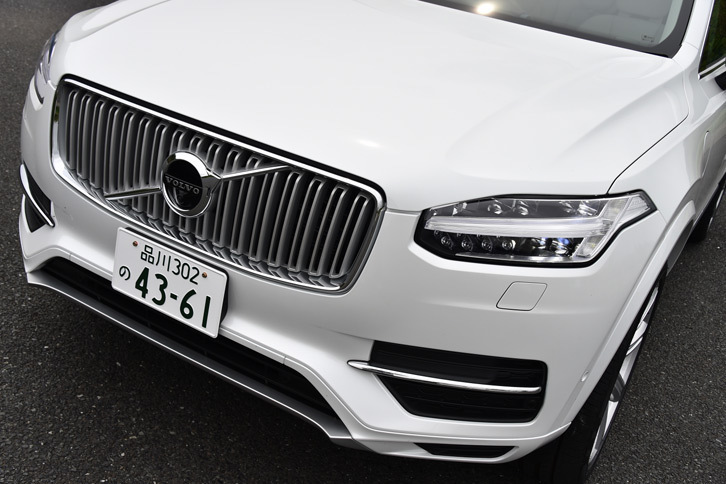 新世代のボルボのデザインを特徴付ける、T字型の意匠が盛り込まれたヘッドランプと新しい「アイアンエンブレム」。