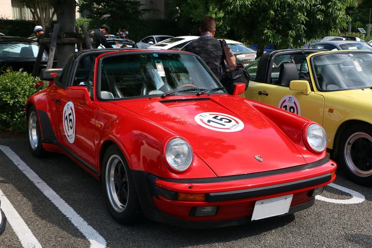 1988年「911ターボ タルガ」（930）。930世代では太いBピラーが特徴的だが、「964」以降は大型スライディングルーフ装着車がタルガと呼ばれることになった。しかし「991」世代では、そのスタイルを原点回帰。リアガラスが大きく後退し、ラゲッジスペースにルーフを電動格納する便利なモデルになった。