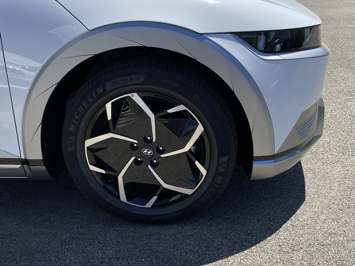 フェンダーアーチ表面には、シャープな切れ込み状のパターンが施されている。ホイールのデザインもクリーンでありながら存在感がある。撮影車両は「ミシュラン・プライマシー4」（サイズは235/55R19）を履いていた。