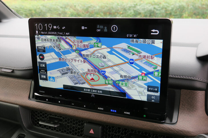 「ステップワゴン スパーダ」に装着された、「ギャザズ」の「11.4インチHonda Connectナビ」。当初ホンダは、現行型ステップワゴンへのDVD／CDプレーヤー付きナビの設定は想定していなかったという。