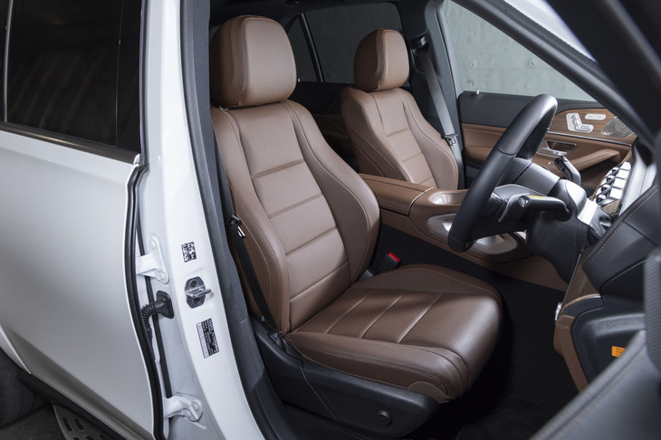 合成皮革「ARTICO」が用いられたシート。機能・装備は充実しており、前席にはメモリー機能付きの電動調整機構や、電動ランバーサポート、ヒーター／ベンチレーション機能、温冷機能付きカップホルダーなどが標準で装備される。