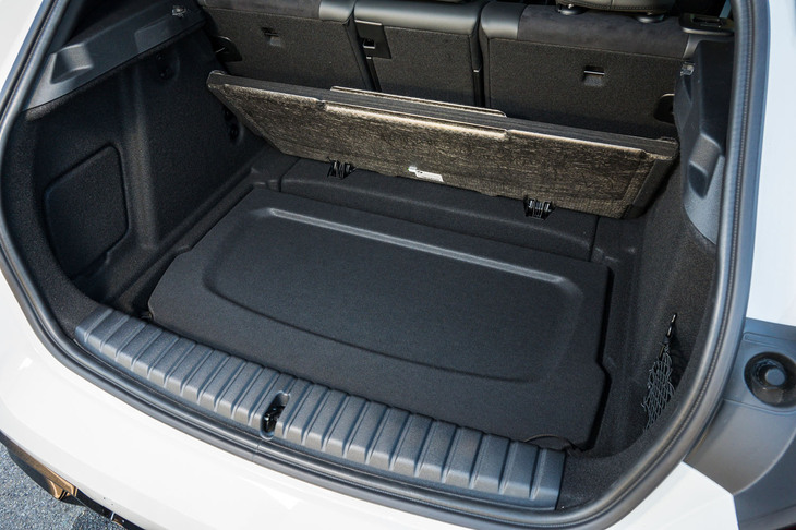 フロア下にはトノカバーがすっぽり。いかにもありそうな機能だが、実際にできるクルマはめったにない。フロアボードも写真の位置でカチッと固定できる。