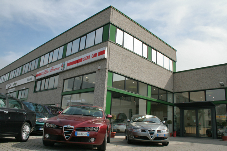 代理権とは関係ないが、ショールームの変遷をご覧いただこう。シエナのアルファ・ロメオ代理店を定点観測。2006年当時のスター「アルファ159」が並んでいる。（下写真に続く）