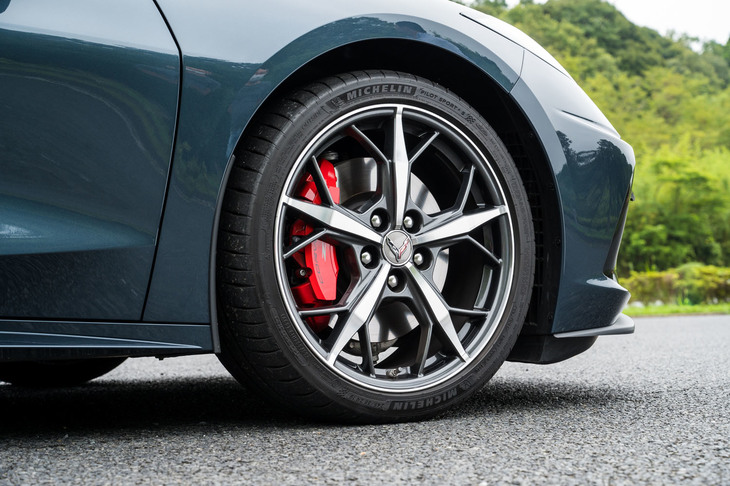 標準装着のタイヤは「ミシュラン・パイロットスポーツ4 S」。サスペンションには磁性流体ダンパーが標準装備される。