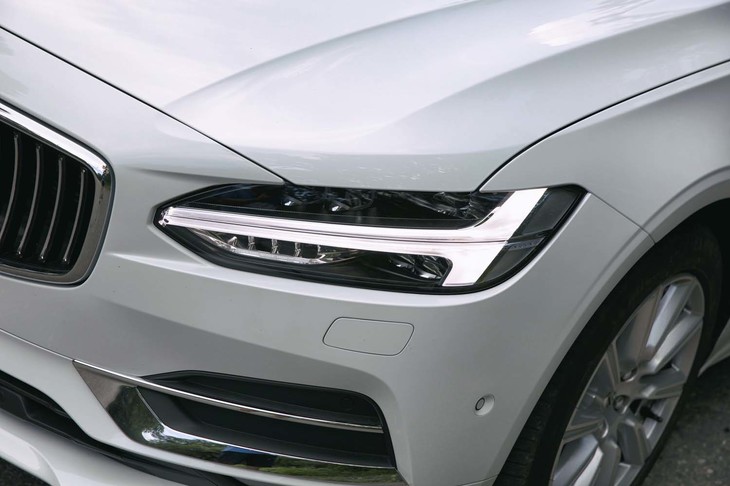 T字を横にしたヘッドランプのデザインは、北欧神話の神が持つハンマーの形を模している。