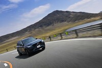 阿蘇周辺の快走ルートをPHEVの「XC90」で駆ける。車重2340kgという同モデルだが、パワフルなハイブリッドパワートレインのおかげで力不足は感じない。