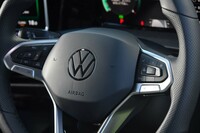 ステアリングスイッチは、従来のタッチ式（厳密には、パネルの該当箇所を押し込むと「カチ」と鳴るクリック式だった）から物理ボタンに逆戻りしている。