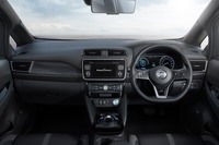 こちらは日産のEV「リーフ」のインテリア。下方がフラットになった形状のステアリングホイールに注目。今回、それが新型「デイズ」に流用されることはなかった。