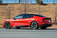 2023年9月に発表、2024年8月に日本でも実車がお披露目された「ロータス・エメヤ」。グレードは3種類で、612PS仕様の「エメヤ」「エメヤS」と、今回試乗した918PS仕様「エメヤR」が用意される。