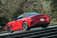 ボディーサイズは全長×全幅×全高＝4335×1865×1305mmと、従来モデルより大幅に拡大。一方で、ホイールベースは2470mmと、25mm短縮されている。