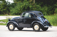 1936年に発表された元祖「フィアット500」。2004年に復活した21世紀のモデルとは一線を画す大きなフロントグリルが特徴的だ。この初代は設計者ダンテ・ジアコーザ博士の出世作であり、同時にイタリアのベーシックトランスポーターの歴史的傑作でもある。