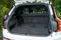 荷室容量は、7人乗車時で302リッター。3列目シートを畳んだ状態で708リッター（写真）、2列目シートも畳んだ状態で1194リッターとされている。（本国仕様参考値）