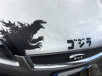 写真9：「Ford」のバッジまで「ゴジラ」で隠されている。もはや映画の宣伝カーレベル。