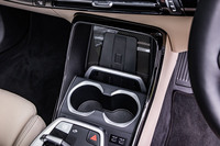 センターコンソールのデザインや機能は「2シリーズ アクティブツアラー」に準じているが、縦置きのワイヤレスチャージングに照明を追加し、カップホルダーにシルバーの加飾を施すなど、高級感をアップさせている。