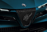 標準グレードの「レジェンダ」グリル（写真）には「Alfa Romeo」ロゴが添えられる。