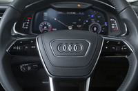 ステアリングホイールのスポーク部には、インフォテインメントシステムの操作スイッチが並ぶ。