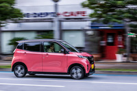 「シーズンカラー」と呼ばれる「ブロッサムピンク／ブラック 2トーン」のボディーカラーは6万6000円の有償オプション。シーズンカラーには、ピンクゴールドのルーフサイドステッカーが付く。