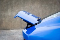 リアエンドには可変式のスポイラーが設置される。車速に応じて自動的に作動するほか、センターコンソールのスイッチで任意に操作することもできる。