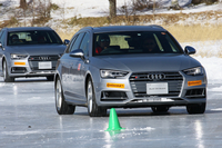 まずはインストラクターの先導で路面の状態をチェック。氷が割れて水が噴き出しているところなど、危険な場所を事前に教えてもらう。