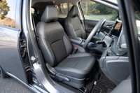 試乗車にはオプションの本革シートが装着されていた。縦横に細かなステッチが入った表皮は上質な手触りだ。