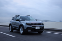 「アベンジャー」のサスペンションは、フロントがマクファーソンストラット式、リアがトーションビーム式。高速道路ではスピードを増すほどにサスペンションにストローク感やしなやかさがにじみ出てきて、フラットに落ち着く。